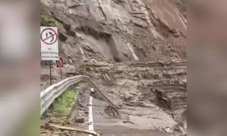 Nagaland: चुमौकेदिमा में भूस्खलन से दीमापुर-कोहिमा मार्ग कटा Nagaland: चुमौकेदिमा में भूस्खलन से दीमापुर-कोहिमा मार्ग कटा