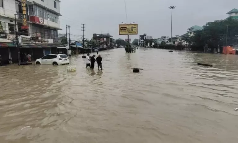 Manipur में बाढ़ की स्थिति और बिगड़ी: नदियों ने तटबंध तोड़े, कृषि भूमि जलमग्न
