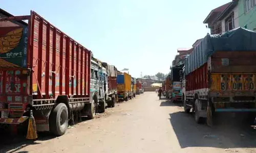 राजमार्ग पर हुई तबाही के कारण कश्मीर घाटी में फल मंडियां बंद