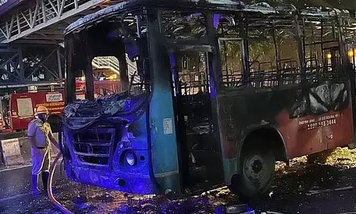 बेंगलुरु में आग हादसा: 75 यात्रियों को ले जा रही BMTC बस में लगी भीषण आग बेंगलुरु में आग हादसा: 75 यात्रियों को ले जा रही BMTC बस में लगी भीषण आग