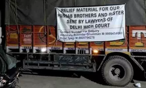 Dera Baba Nanak स्थित अपने पैतृक गांव से आए सेना अधिकारी ने ट्रक भरकर रसद भेजी