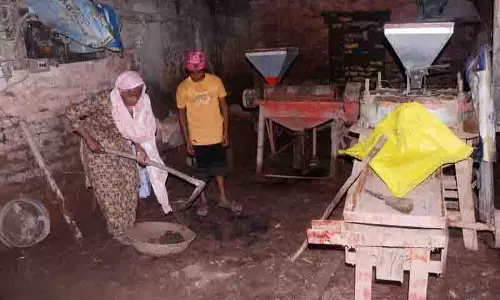 2027 के चुनावों पर नज़र, राजनेता Punjab में बाढ़ पीड़ितों तक पहुँच रहे