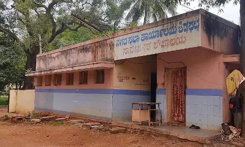 Shidalghatta: शौचालय के बिना बुजुर्ग और महिलाएं संघर्ष कर रही है
