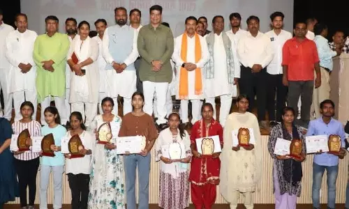 Bareilly 300 मेधावी छात्र सम्मानित, मंत्री बोले चुनौतियों का सामना जरूरी