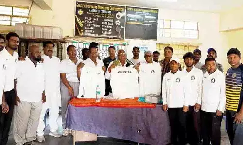 पूर्व MP वी. हनुमंत राव ने अंबरपेट क्रिकेट क्लब को क्रिकेट किट दान की