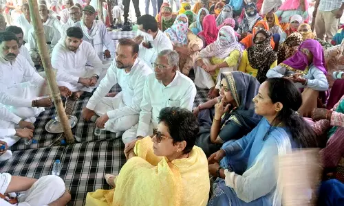 Haryana : रेवाड़ी अस्पताल विवाद शैलजा ने प्रदर्शनकारी ग्रामीणों को समर्थन दिया Haryana : रेवाड़ी अस्पताल विवाद शैलजा ने प्रदर्शनकारी ग्रामीणों को समर्थन दिया
