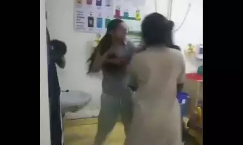महिला इंटर्न डॉक्टरों की लड़ाई का LIVE मंजर...