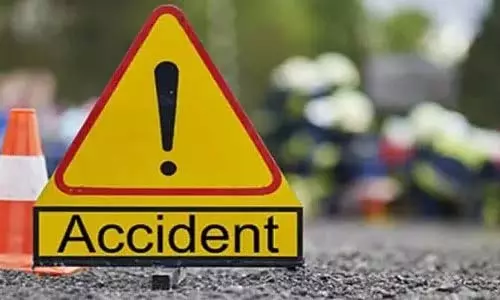 Thane : ऑटो-रिक्शा के पानी के टैंकर से टकराने से एक की मौत, दो घायल