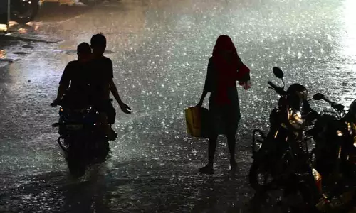 Hyderabad में अचानक हुई भारी बारिश से तीन लोगों के डूबने की आशंका, तलाश जारी Hyderabad में अचानक हुई भारी बारिश से तीन लोगों के डूबने की आशंका, तलाश जारी