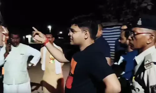 बीजेपी विधायक ने अवैध रेत परिवहन को रोका, पुलिस बुलाकर जब्ती की कार्रवाई बीजेपी विधायक ने अवैध रेत परिवहन को रोका, पुलिस बुलाकर जब्ती की कार्रवाई