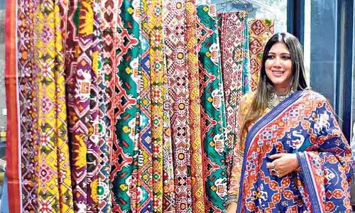 सोशलाइट पायल सराफ ने Banjara Hills में पटोला कला प्रदर्शनी का उद्घाटन किया