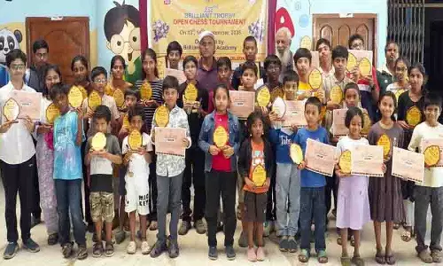 Rishi Pallagani, चरणतेज ने ब्रिलियंट ट्रॉफी शतरंज टूर्नामेंट में चमक बिखेरी Rishi Pallagani, चरणतेज ने ब्रिलियंट ट्रॉफी शतरंज टूर्नामेंट में चमक बिखेरी