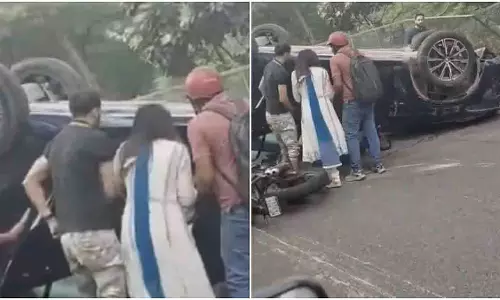Delhi: नए वीडियो में सड़क पर पड़े दिख रहे पीड़ित, पलटी हुई लग्जरी कार Delhi: नए वीडियो में सड़क पर पड़े दिख रहे पीड़ित, पलटी हुई लग्जरी कार