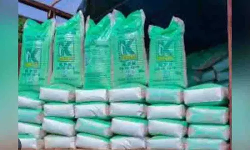 Nalgonda में यूरिया से भरी लॉरी का अपहरण, विधायक के गनमैन की भूमिका संदिग्ध Nalgonda में यूरिया से भरी लॉरी का अपहरण, विधायक के गनमैन की भूमिका संदिग्ध