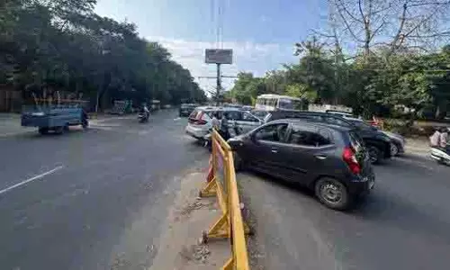 Gurugram: ट्रैफिक पुलिस ने 8 ब्लैकस्पॉट पर लगाए 28 क्रैश टायर बैरिकेड