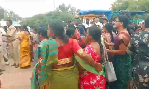आंगनवाड़ी शिक्षकों के विरोध प्रदर्शन से कोडंगल में CM रेवंत रेड्डी के आवास पर तनाव