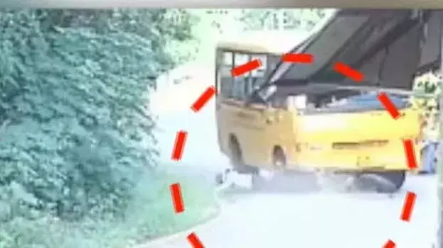 kerala : राजधानी में बाइक ने स्कूल बस को टक्कर मारी; युवक चमत्कारिक रूप से बाल-बाल बचा