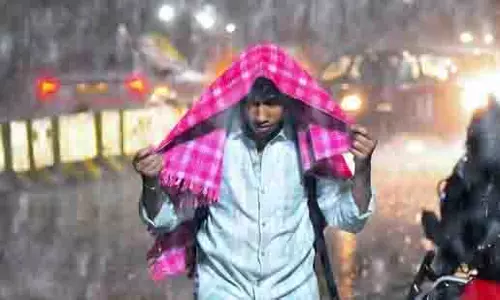 हैदराबाद में भारी बारिश के बाद 2 लोग बहे, SDRF की बचाव टीम तैनात
