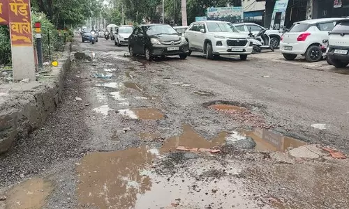 Haryana : सोनीपत में टूटी सड़कों से लोगों का आवागमन मुश्किल Haryana : सोनीपत में टूटी सड़कों से लोगों का आवागमन मुश्किल