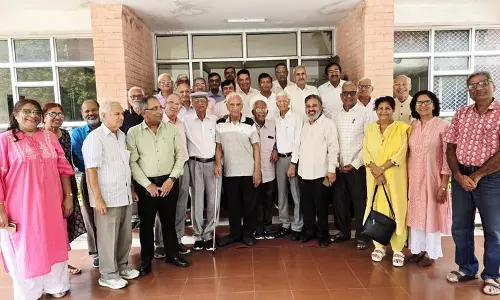 रोहतक में सेवानिवृत्त शिक्षक भविष्य की योजना बनाने के लिए एकत्रित हुए