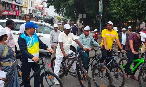 Karnataka : जिला मजिस्ट्रेट ने साइकिल से शहर का भ्रमण किया Karnataka : जिला मजिस्ट्रेट ने साइकिल से शहर का भ्रमण किया
