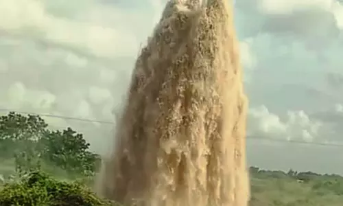 टूटी हुई मुख्य पाइप: भारी मात्रा में पानी बर्बाद हो रहा टूटी हुई मुख्य पाइप: भारी मात्रा में पानी बर्बाद हो रहा