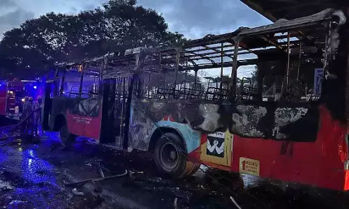 Bengaluru: चलती बस में लगी आग, चालक की तत्परता से टला बड़ा हादसा Bengaluru: चलती बस में लगी आग, चालक की तत्परता से टला बड़ा हादसा