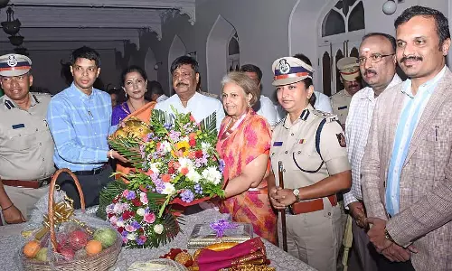 सरकार ने राजपरिवार को आमंत्रित किया: मंत्री महादेवप्पा ने निमंत्रण पत्र जारी किया सरकार ने राजपरिवार को आमंत्रित किया: मंत्री महादेवप्पा ने निमंत्रण पत्र जारी किया