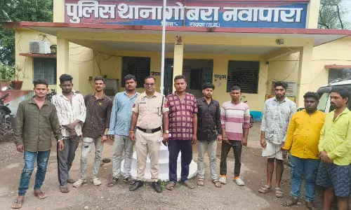 रायपुर : 10 जुआरी गिरफ्तार, नारायण कंसारी के मकान में पुलिस की रेड रायपुर : 10 जुआरी गिरफ्तार, नारायण कंसारी के मकान में पुलिस की रेड