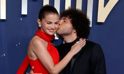 सेलेना गोमेज़ और बेनी ब्लैंको ने Emmys अवार्ड्स 2025 में एक चुंबन से सबका ध्यान खींचा