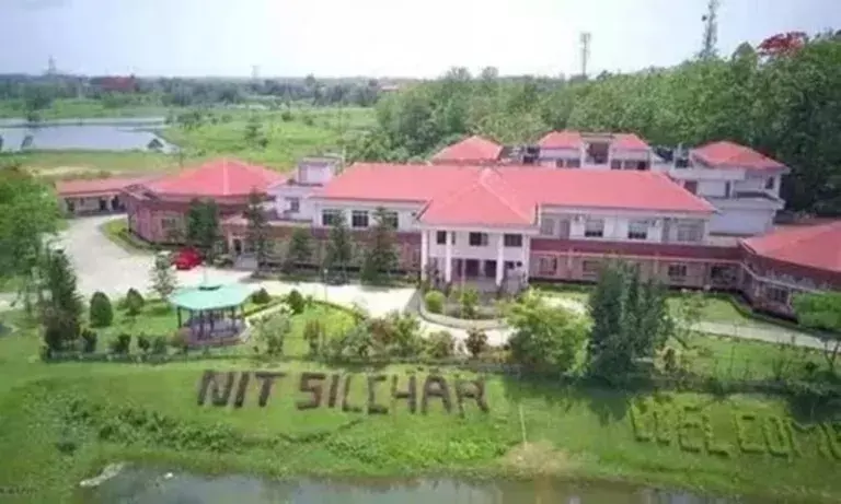 Assam: NIT सिलचर ने कैंपस में हिंसक झड़प के बाद 5 बांग्लादेशी छात्र निलंबित Assam: NIT सिलचर ने कैंपस में हिंसक झड़प के बाद 5 बांग्लादेशी छात्र निलंबित
