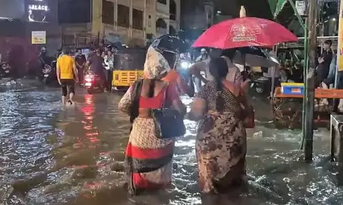 हैदराबाद में रात भर 245 मिमी बारिश : बाढ़ में 3 लोग बहे