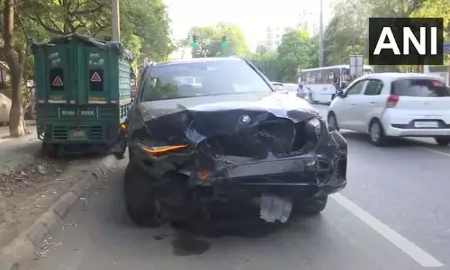मृत अधिकारी की पत्नी का आरोप है कि ड्राइवर ने पास के अस्पताल की मांग को नज़रअंदाज़ किया