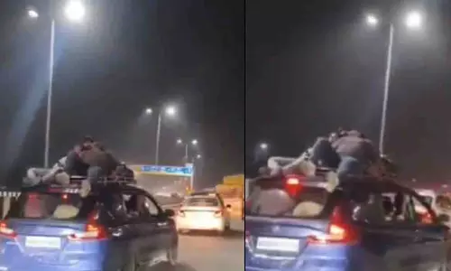 Ghaziabad: दिल्ली-मेरठ एक्सप्रेसवे पर तेज रफ्तार कार पर खतरनाक स्टंट Ghaziabad: दिल्ली-मेरठ एक्सप्रेसवे पर तेज रफ्तार कार पर खतरनाक स्टंट