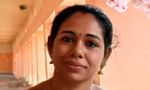 Kannur में कार-ट्रक की टक्कर में शिक्षिका की मौत, पति और बच्चे घायल Kannur में कार-ट्रक की टक्कर में शिक्षिका की मौत, पति और बच्चे घायल