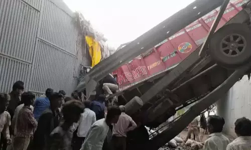चुकंदर से लदा ट्रक पलटने से 2 की मौत, MP के रतलाम एक्सप्रेसवे पुल से 45 डिग्री पर लटका चुकंदर से लदा ट्रक पलटने से 2 की मौत, MP के रतलाम एक्सप्रेसवे पुल से 45 डिग्री पर लटका