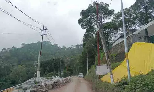 Dharampur के पास कसौली सड़क धंसने के लिए लापरवाही से पहाड़ी की खुदाई जिम्मेदार Dharampur के पास कसौली सड़क धंसने के लिए लापरवाही से पहाड़ी की खुदाई जिम्मेदार