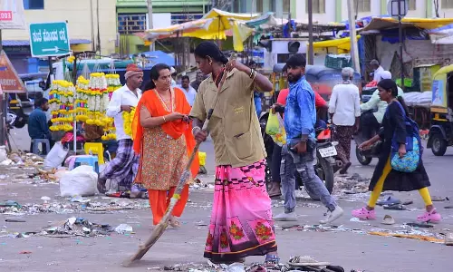 जुलूस मार्ग पर जगह-जगह कूड़ा-कचरा: नगर निगम कर्मचारियों को परेशान किया जा रहा