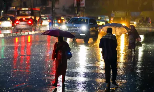 Hyderabad में भारी बारिश के बाद बहे तीन लोगों की तलाश जारी Hyderabad में भारी बारिश के बाद बहे तीन लोगों की तलाश जारी