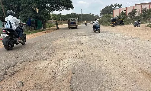 Chitradurga : डामर की सड़कें फिर से कंकाल जैसी हो गई Chitradurga : डामर की सड़कें फिर से कंकाल जैसी हो गई