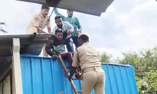 Narsapur अग्निशमन केंद्र में दो कर्मचारी बिजली के झटके से झुलसे Narsapur अग्निशमन केंद्र में दो कर्मचारी बिजली के झटके से झुलसे