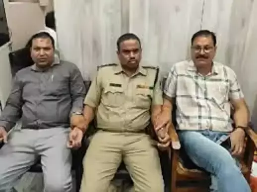 Indore: एक लाख की रिश्वत लेते इंदौर में एसआई गिरफ्तार Indore: एक लाख की रिश्वत लेते इंदौर में एसआई गिरफ्तार