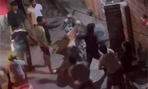 बाइक हटाने के विवाद में बवाल, परिवार पर किया पथराव बाइक हटाने के विवाद में बवाल, परिवार पर किया पथराव