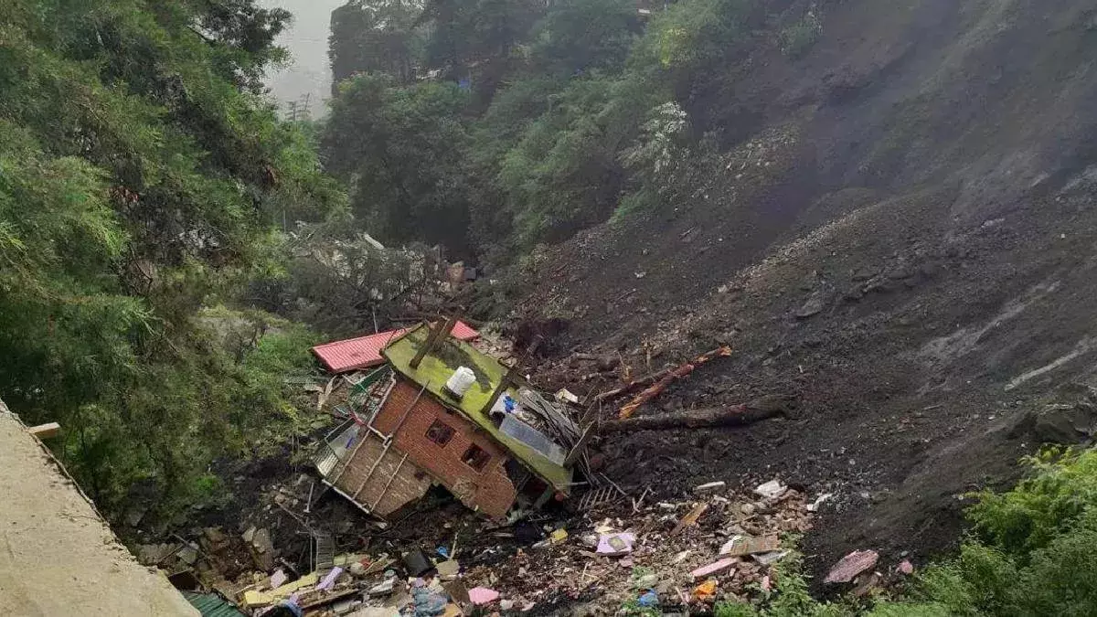 Poonch: ज़मीन धंसने से संकट, राहत में जुटी टीम