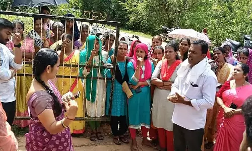 Puttur : शिक्षकों के तबादले के खिलाफ अभिभावकों का प्रदर्शन Puttur : शिक्षकों के तबादले के खिलाफ अभिभावकों का प्रदर्शन