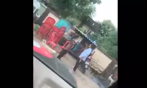 हाई प्रोफाइल ड्रामा LIVE वीडियो, देखकर लोगों ने पकड़ लिया अपना सिर हाई प्रोफाइल ड्रामा LIVE वीडियो, देखकर लोगों ने पकड़ लिया अपना सिर