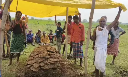श्मशान घाट में शेड नहीं, बारिश के बीच तिरपाल के सहारे शव को दिया गया अग्नि