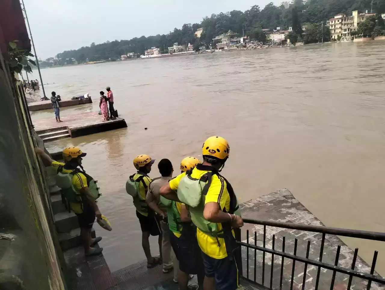 Dehradun: गंगा में बहा परिवार का सदस्य, बेटा सुरक्षित