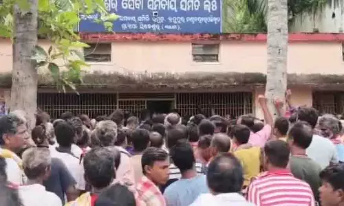 Ganjam: उर्वरक की कमी पर किसानों का प्रदर्शन, सड़कें जाम Ganjam: उर्वरक की कमी पर किसानों का प्रदर्शन, सड़कें जाम