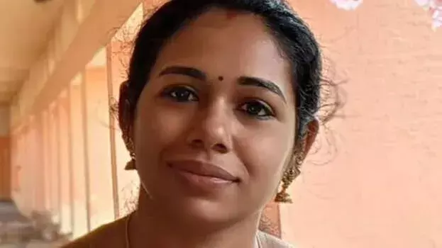 कन्नूर में कार-लॉरी की टक्कर में शिक्षिका की मौत, पति और बेटी घायल कन्नूर में कार-लॉरी की टक्कर में शिक्षिका की मौत, पति और बेटी घायल